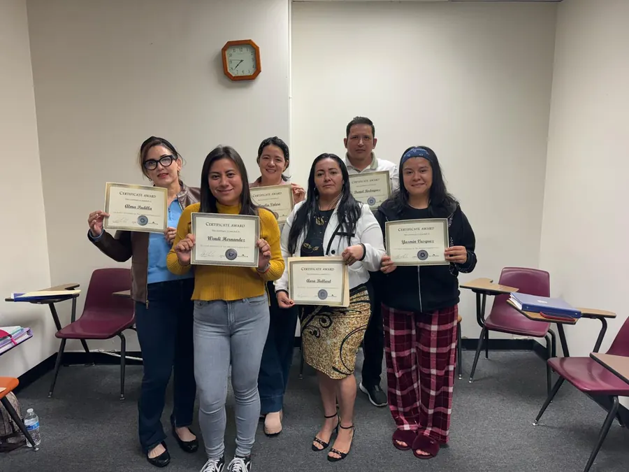 Seis graduados de ICC&nbsp;Center con sus certificados de nivel avanzado