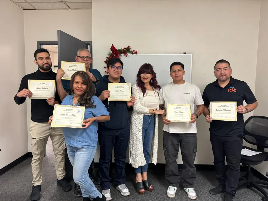 Grupo de graduados de ICC&nbsp;Center con sus certificados dorados